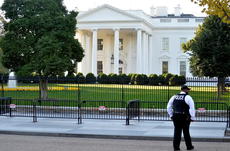 Agente do Serviço Secreto em frente à Casa Branca (Mike Theiler/Reuters)