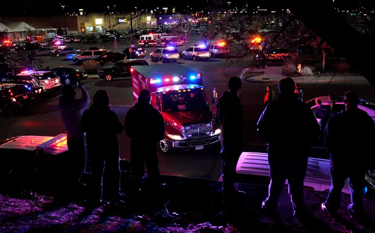 Ambulância deixa Walmart com feridos após homem abrir fogo e matar 3 pessoas (Rick Wilking/Reuters)