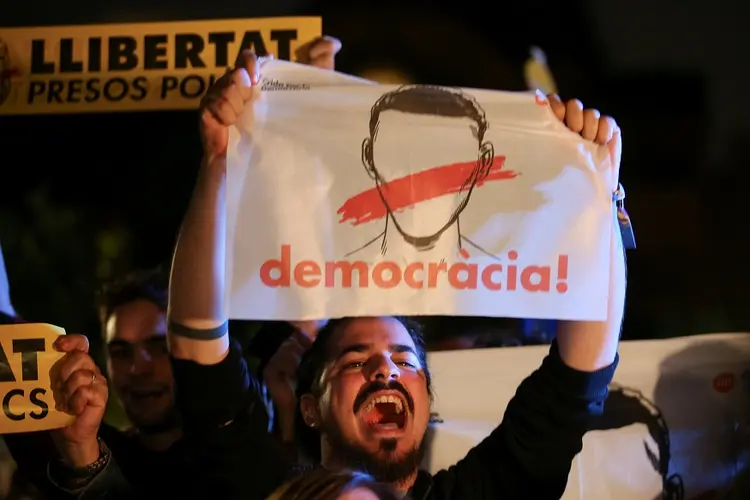 Manifestação em Barcelona: moradores pedem democracia e poder para decidir independência da Catalunha (Albert Gea/Reuters)