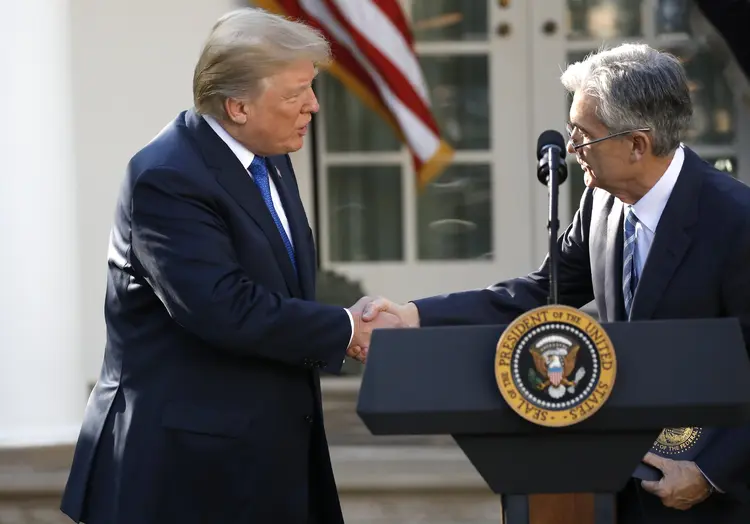 Donald Trump e Jerome Powell: Presidente cumprimenta novo chefe do banco central norte-americano (Carlos Barria/Reuters)