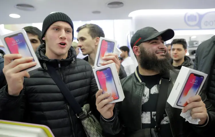 iPhone X: primeiros compradores do novo aparelho da Apple (Tatyana Makeyeva/Reuters)