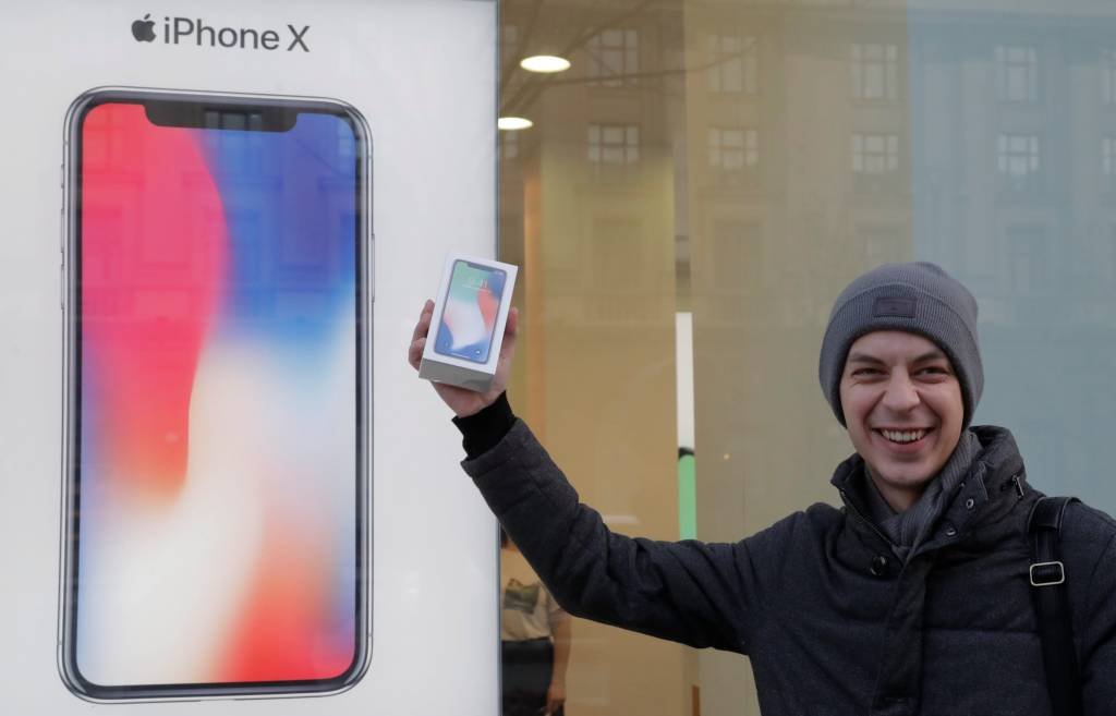 iPhone X chega às lojas para delírio dos fãs