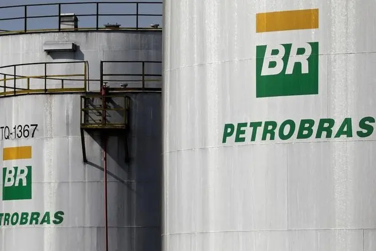 Diesel e gasolina: Petrobras elevará os preços do diesel em 0,6 por cento e vai reduzir os da gasolina em 0,8 por cento nas refinarias a partir de quinta-feira (Paulo Whitaker/Reuters)