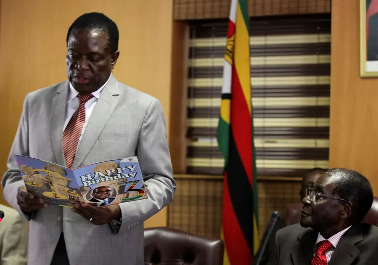 Mugabe e Mnangagwa: Chiwenga destacou que as negociações com Mugabe transcorreram "em um ambiente de respeito mútuo" (Philimon Bulawayo/Reuters)