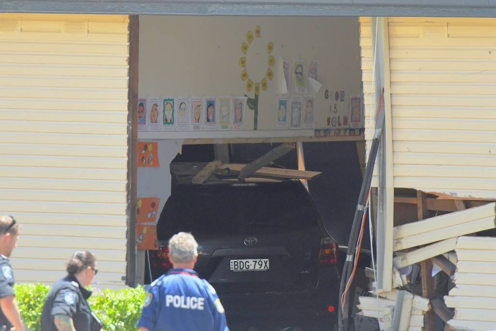 Carro invade sala de aula e mata duas crianças na Austrália