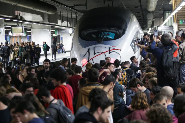 Catalunha: centenas de caminhões e carros ficaram presos perto da fronteira francesa (Albert Salame/Reuters)