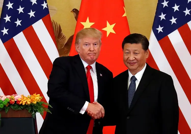 Trump e Xi: uma fonte próxima do governo afirmou que as tarifas poderão ser impostas "em um prazo muito próximo" (Damir Sagolj/Reuters)