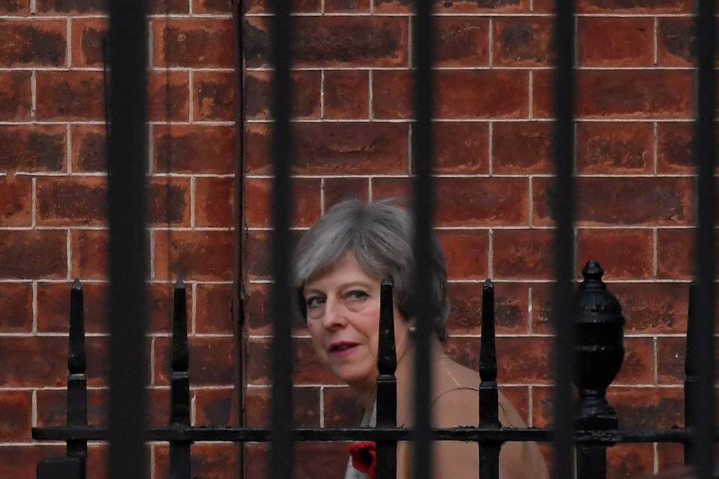 Theresa May reforma gabinete antes de pensar no Brexit