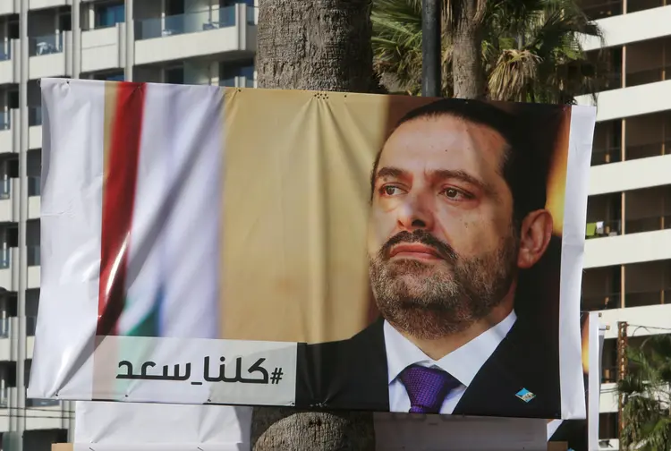 Cartaz com foto do primeiro-ministro do Líbano, Saad al-Hariri: ele twittou que estava bem e retornará ao Líbano como prometido (Aziz Taher/Reuters)