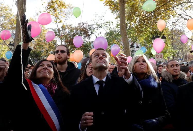 Macron durante homanagem às vítimas: Macron também participou de um ato em frente à Prefeitura do distrito XI de Paris (Reuters)