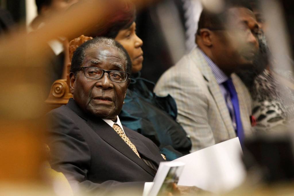 Mugabe preside ato em 1ª aparição pública após levante militar