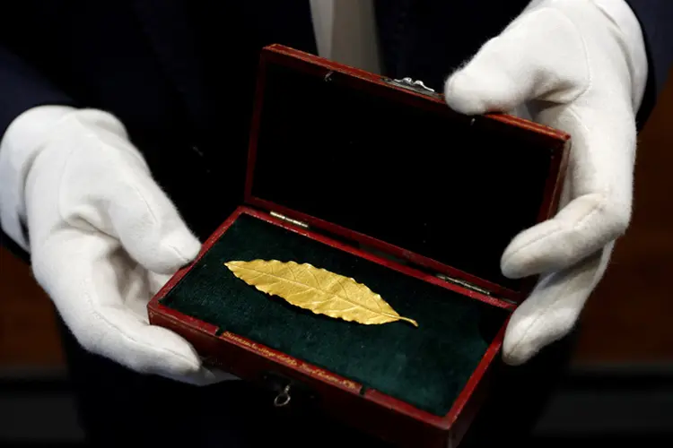 A folha, de 9,2 centímetros de comprimento e apenas 10 gramas, nunca foi usada pelo governante (Philippe Wojazer/Reuters)