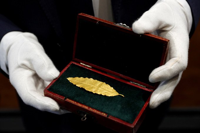 Folha de ouro da coroa de Napoleão é leiloada por 500 mil euros