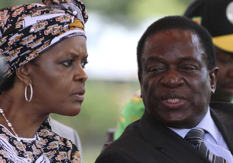 Grace Mugabe e seu marido: Nos seus primeiros anos como esposa de Mugabe, se dedicou a percorrer grandes lojas de capitais ocidentais (Philimon Bulawayo/Reuters)