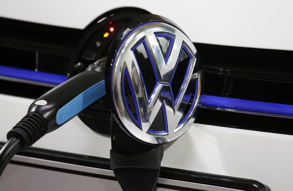 Pensando na era dos carros elétricos, Volkswagen deve mudar logotipo