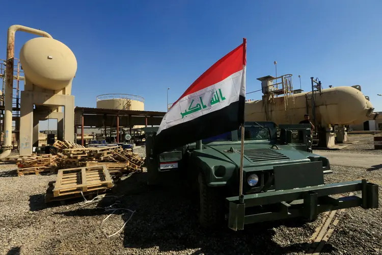 Bandeira do Iraque em veículo militar (Alaa Al-Marjani/Reuters)