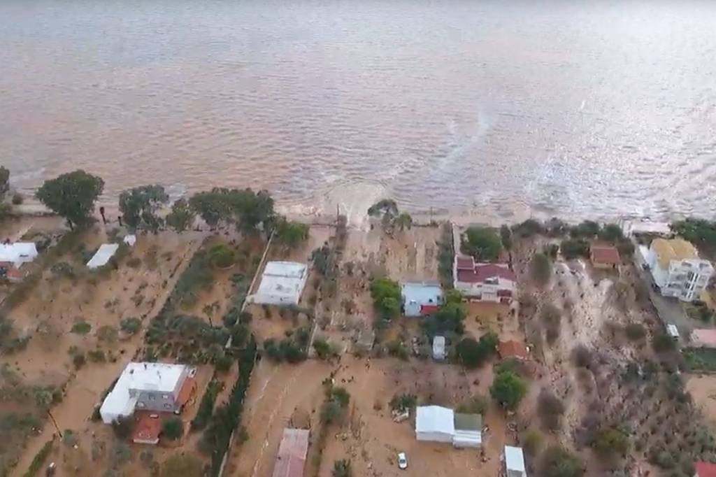 Inundações deixam 16 mortos na Grécia
