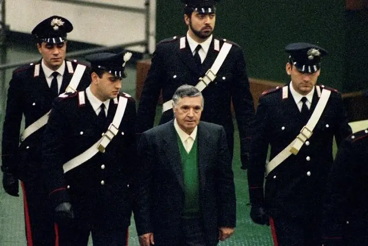 Chefe da máfia Siciliana do século 20, Salvatore "Toto" Riina, é escoltado por agentes italianos em Palermo, na Itália, em 1993 (Tony Gentile/Reuters)