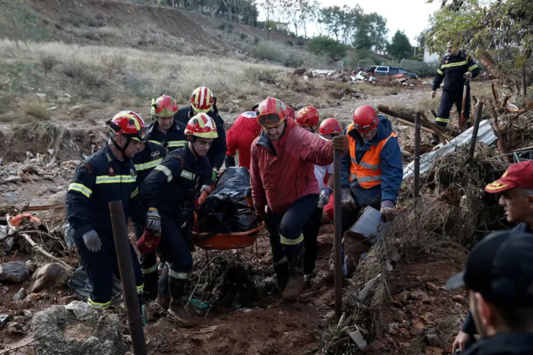 Enchentes na Grécia: nuitas das vítimas morreram afogada, levadas pela água e lama, e algumas presas em seus carros ou porões (Costas Baltas/Reuters)