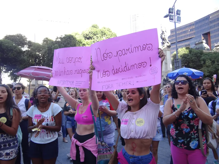 Ativistas pelos direitos das mulheres: "Queremos que o Congresso garanta mais direitos e não retirá-los", disse a diretora da Anistia Internacional no Brasil (Karla Mendes/Reuters)