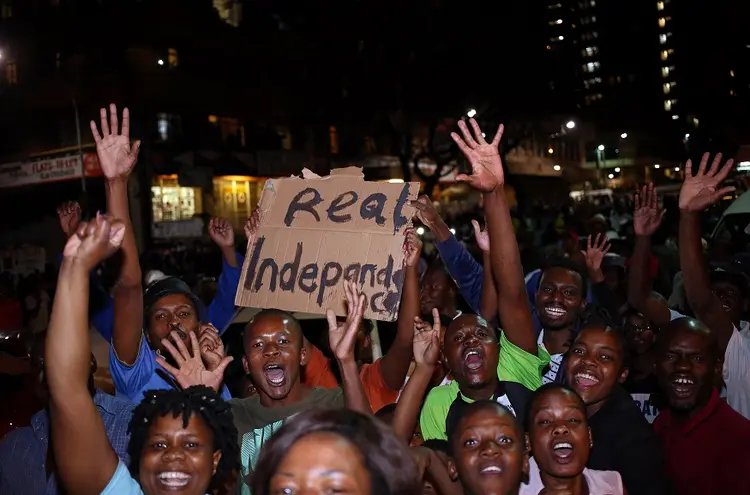 Zimbábue: população foi às ruas comemorar a queda de Mugabe