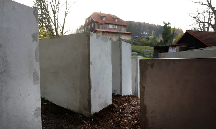 Memorial: um grupo de artistas transmitiu ao vivo o trabalho de construção de uma réplica do memorial perto da residência do político (Kai Pfaffenbach/Reuters)