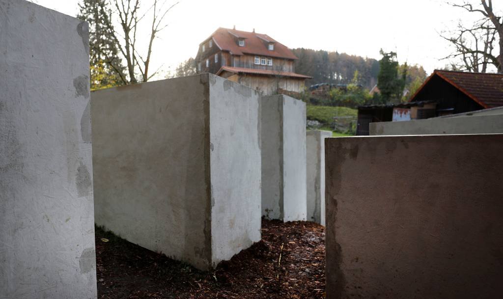 Líder da extrema-direita ganha memorial do Holocausto em sua rua