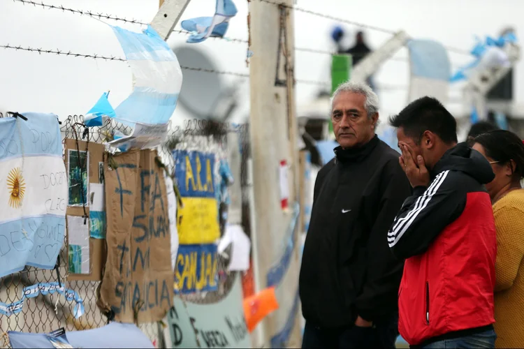 Buscas: o presidente também destituirá a cúpula de comando da força naval assim que a embarcação for encontrada (Marcos Brindicci/Reuters)