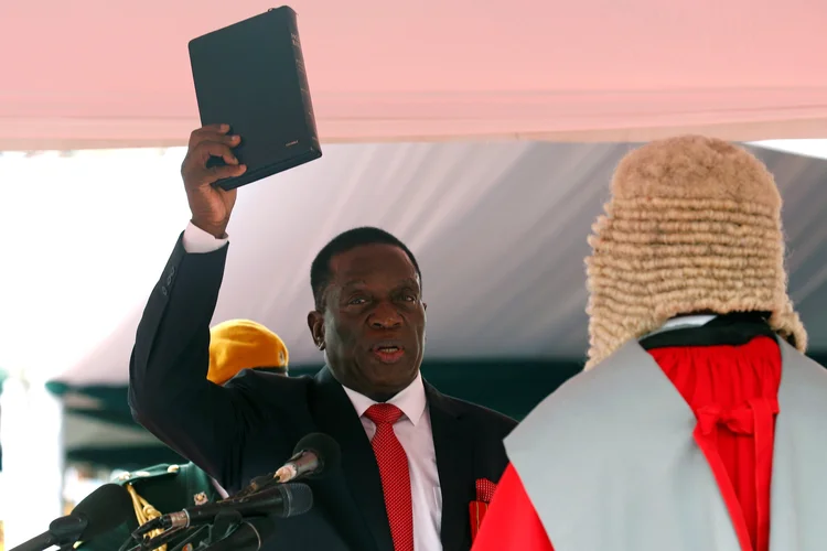 Emmerson Mnangagwa: "grandes quantias de dinheiro e outros ativos foram ilegalmente enviados ao exterior por certos indivíduos e corporações" (Mike Hutchings/Reuters)