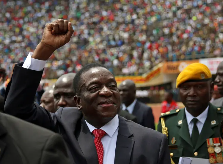 Emmerson Mnangagwa: Novo presidente do Zimbábue comemorou a posse (Siphiwe Sibeko/Reuters)