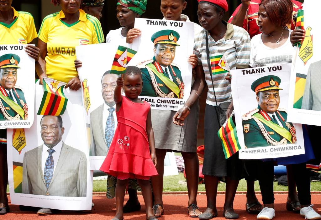 Militar que conduziu golpe no Zimbábue vira vice do partido