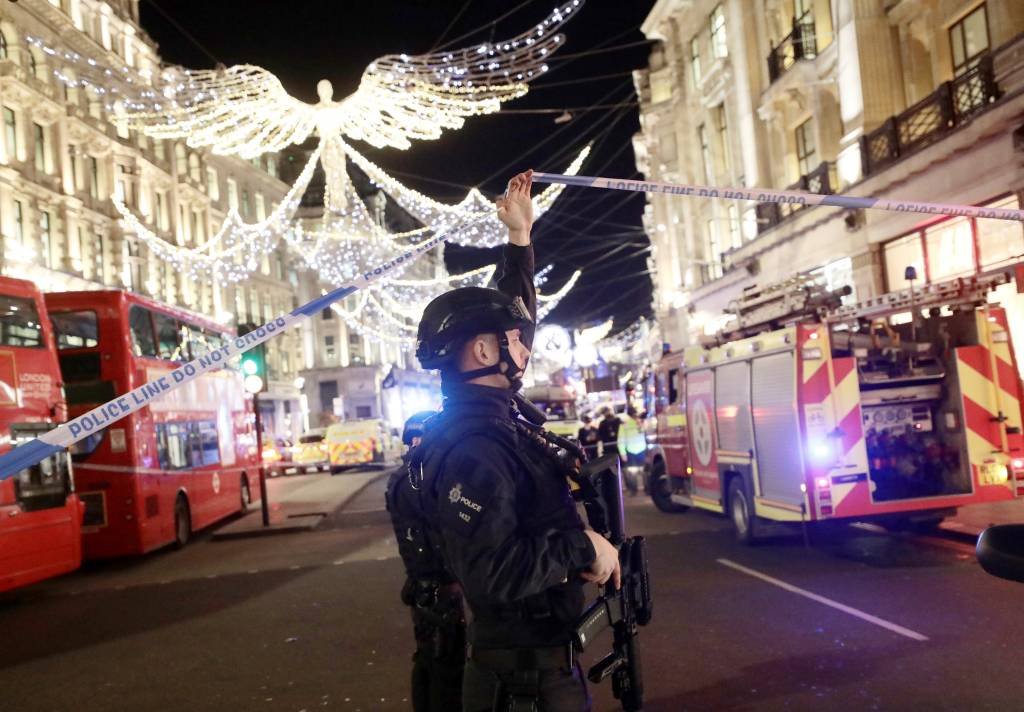 Suspeitos de pânico em estação em Londres prestam depoimento