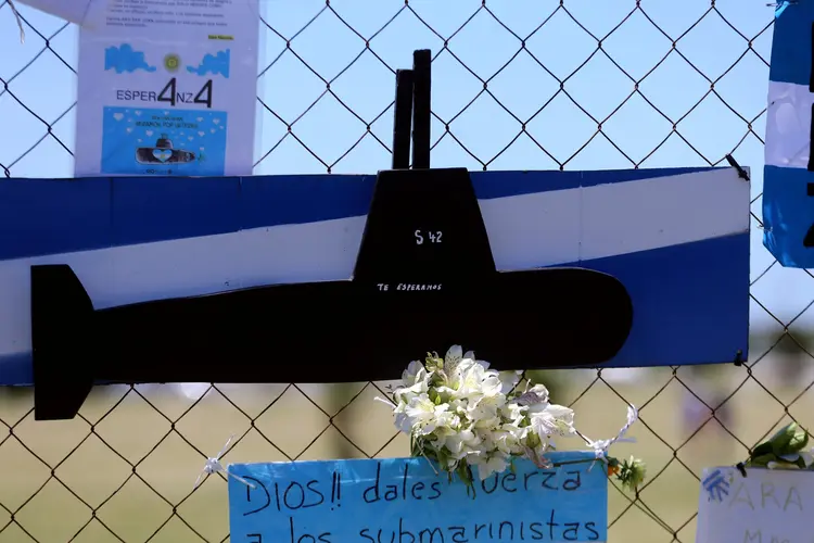Homenagens a tripulantes de submarino argentino desaparecido (Marcos Brindicci/Reuters)