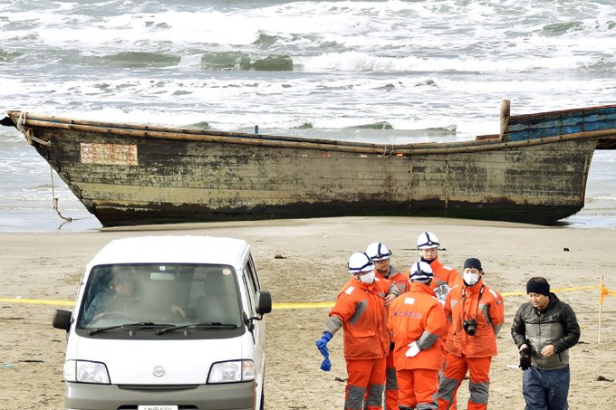 "Barco fantasma" norte-coreano é achado no Japão com 7 mortos