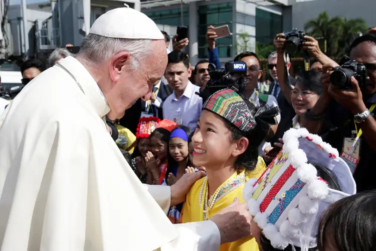 Papa Francisco foi recebido por um grupo de crianças que ondeavam bandeiras de Mianmar e Vaticano (Max Rossi/Reuters)