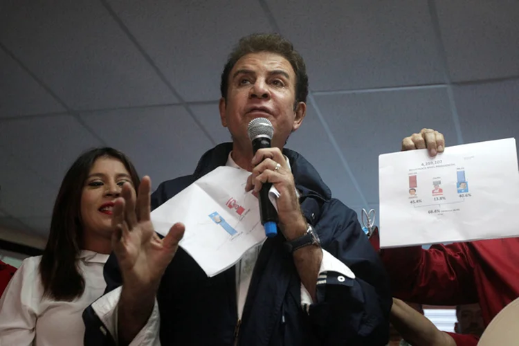 Salvador Nasralla: juiz presidente do TSE, David Matamoros, disse que até agora Nasralla soma 855.847 votos que representam 45,17% (Jorge Cabrera/Reuters)