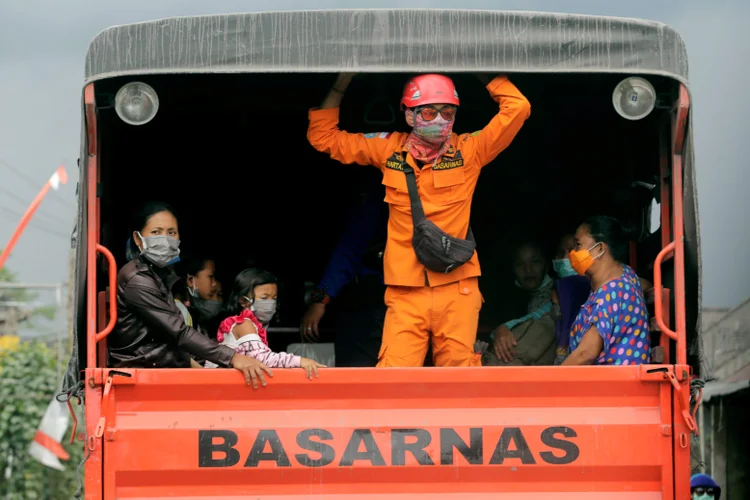 Evacuação: todos os moradores dentro do perímetro receberam ordem de deixar a região (Johannes P. Christo/Reuters)