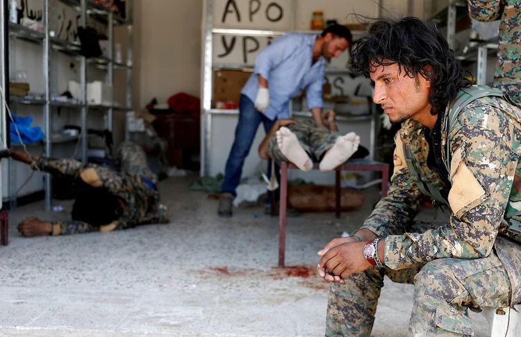 SÍRIA: soldado sírio espera atendimento em Raqa. País caminha para fim da guerra civil, que deve manter Asaad no poder  / REUTERS | Goran Tomasevic