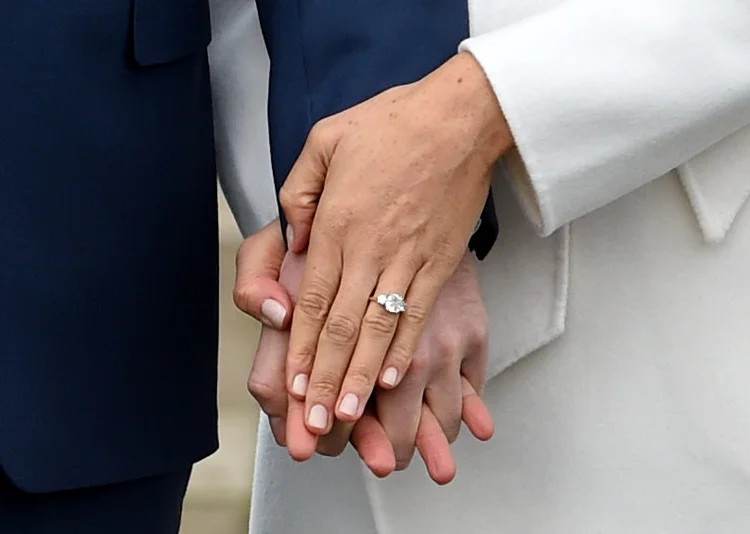 Anel possui 3 diamantes diferentes e foi feita pela joalheria britânica Cleave and Company (Eddie Mulholland/Reuters)