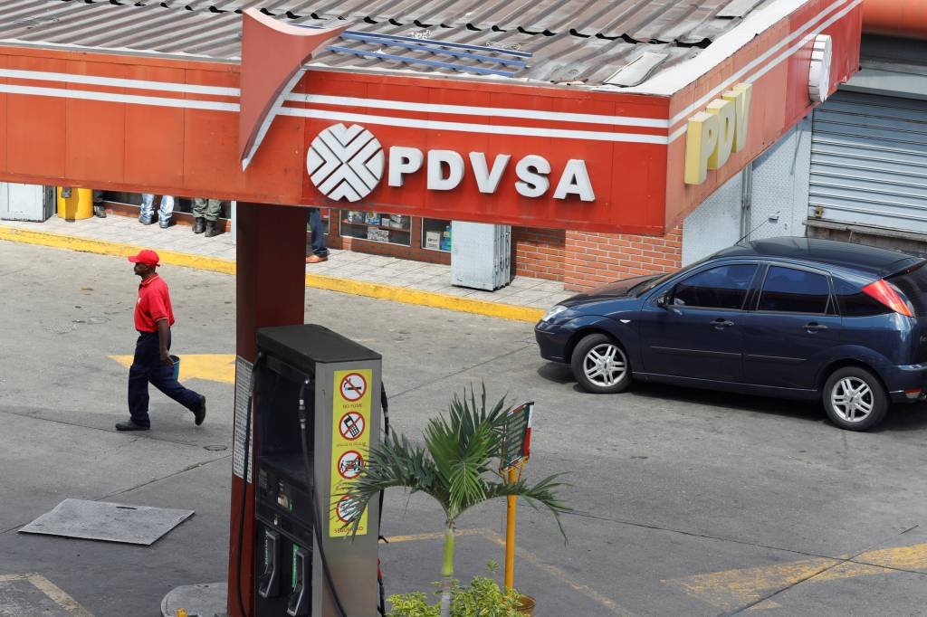 EUA bloqueiam acesso do chavismo a dinheiro da venda do petróleo