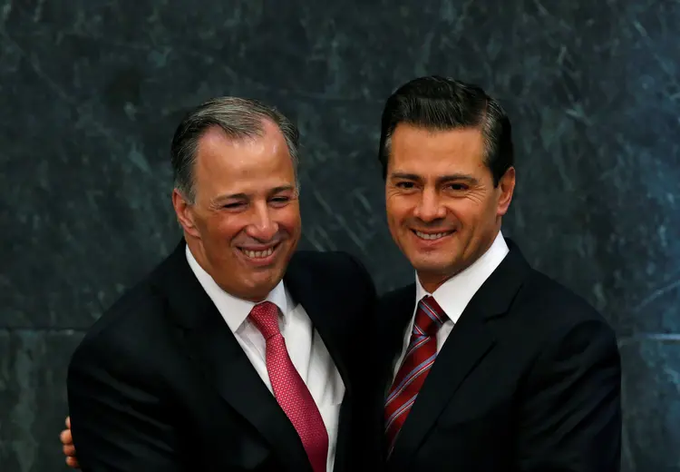 Peña Nieto (à direita) abraça o ministro Jose Antonio Meade: ele também liderou as pastas de Relações Exteriores e Desenvolvimento Social (Henry Romero/Reuters)