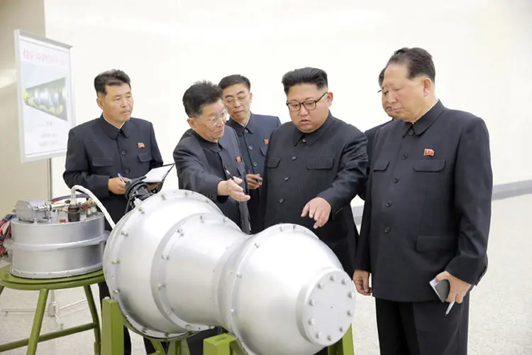 Kim Jong Un acompanha o desenvolvimento de armas na Coreia do Norte em 2017. (KCNA/Reuters)
