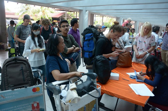 Aeroporto de Bali fecha pelo 2º dia seguido por causa de vulcão