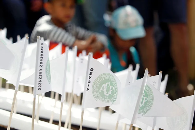 Homenagem às vítimas da Chapecoense: "Grupos de famílias dos passageiros sobreviventes e falecidos acolheram e continuam entrando neste Fundo Humanitário que Funciona no Brasil", disse a Bisa em comunicado (Fredy Builes/Reuters)