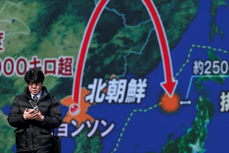 Míssil, disparado a partir de a cerca de 25 quilômetros ao norte da capital norte-coreana, voou em direção ao leste antes e cair nas águas do Mar do Japão (Toru Hanai/Reuters)