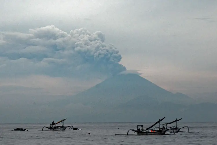 Vulcão Agung: aeroporto reabriu após permanecer três dias fechado por conta da ameaça do aumento da atividade do vulcão (Ahmad Subaidi/Reuters)