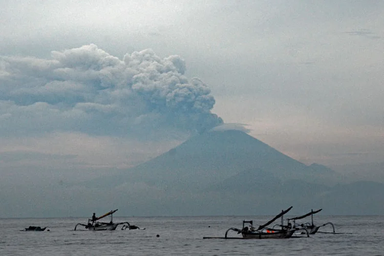 Vulcão Agung: aeroporto reabriu após permanecer três dias fechado por conta da ameaça do aumento da atividade do vulcão (Ahmad Subaidi/Reuters)