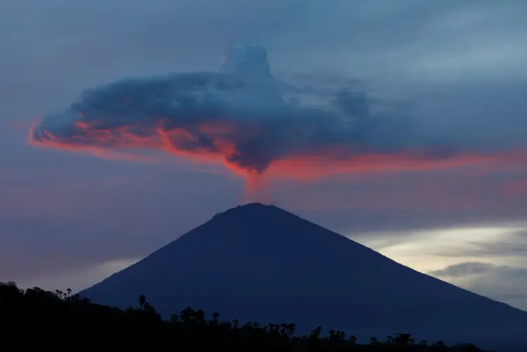Indonésia: chuvas de rochas vulcânicas foram registradas a 4 quilômetros da cratera após uma das erupções (Darren Whiteside/Reuters)