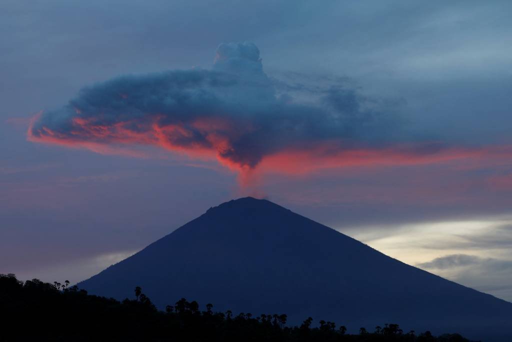 Estado de emergência é ampliado por erupção no vulcão Agung