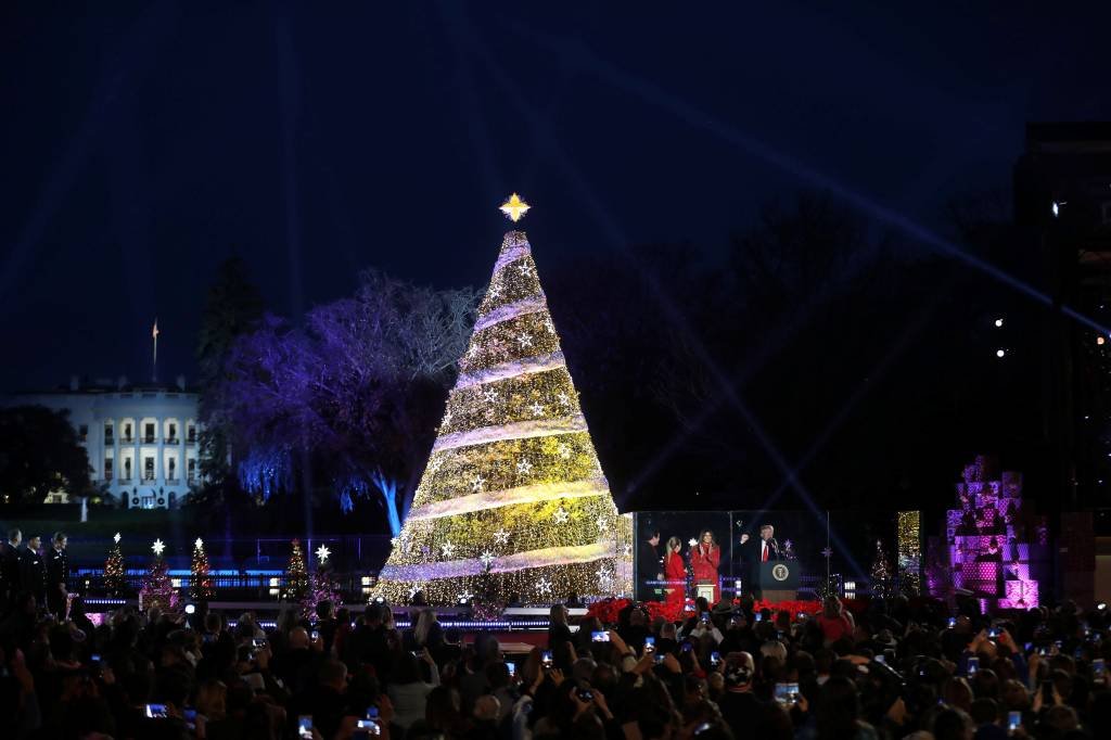 Trump inaugura iluminação da árvore de Natal da Casa Branca